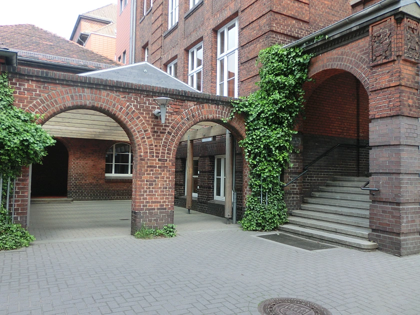 Hier sieht man den Eingang der Schule von der Schleswiger Straße aus. 