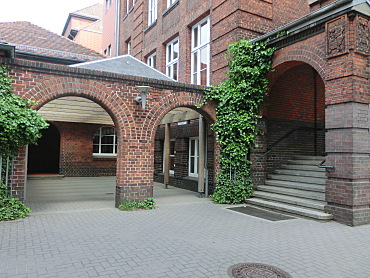 Hier sieht man den Eingang der Schule von der Schleswiger Straße aus. 