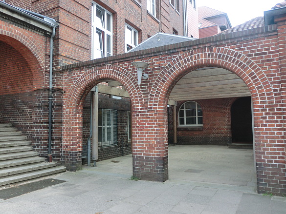 Hier sieht man ein Bild vom Eingang an der Theodorstraße.