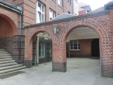 Hier sieht man ein Bild vom Eingang an der Theodorstraße.