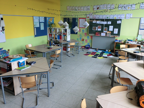 Hier sieht man ein Klassenzimmer.