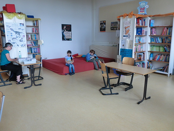 Hier sieht man unseren Leseclub mit lesenden Kindern. 