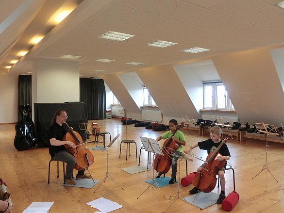 Hier sieht man unseren Bewegungsraum - zwei Kinder bekommen Cellounterricht