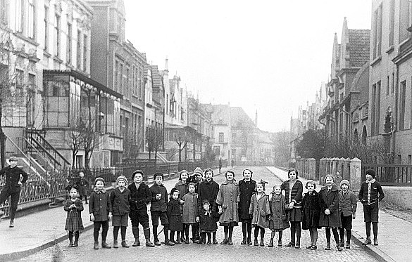 Hier sieht man die ersten Schüler:innen der Pulverberg Schule
